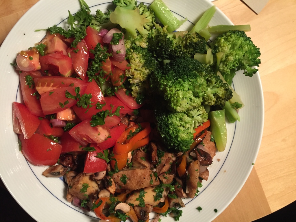 Warmer Gemüseteller mit Tomatensalat – Scratchmos vegan Kitchen Garden